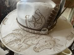 Custom burned felt hat - tribute to a horse accented with feathers Hat Pyrography, Pyrography Hats, Burned Felt Hat, Hat Burning Ideas, Burn Hats, Burning Hats, Burnt Hats, Cowboy Hat Crafts, Womens Western Hats