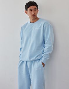 Das Basics Dream Blue Unisex-Rundhalsshirt besteht aus unserem Premium-Mischfleece und ist für das ganzjährige Tragen und eine lange Lebensdauer konzipiert.


 Größe: Das Model ist 1,75 Meter groß und trägt Größe Large.
 Passform: Entspannt, Unisex-Passform
 Farbe: Traumblau
 Zusammensetzung: 70 % Baumwolle, 30 % Polyester
 Eigenschaften: Superweich, vorgeschrumpft, gesticktes Logo auf der linken Brust Blue Crew Neck Sweats For Spring, Oversized Blue Sweats For Loungewear, Blue Sweats With Ribbed Cuffs For Spring, Blue Sweats With Ribbed Cuffs For Loungewear, Light Blue Relaxed Fit Sweatshirt For Winter, Light Blue Relaxed Fit Winter Sweatshirt, Blue Fleece Sweats For Loungewear, Blue Comfortable Fleece Tops, Oversized Blue Sweats For Spring