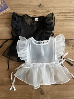 Colour: Ivory, Black Like angel wings, this chiffon vest will make any baby outfit special. The wing sleeves filled with frills add a lovely touch. Available Size: One (Recommend to under 18M) Cotton100 Size Height Age 6M 75 cm 3-6mths 12M 80 cm 6-12mths 18M 85 cm 12-24mths Ethically made with love in Korea.All Korean clothes are KC certified for guaranteed safety and quality for kids. Kids Clothes Sewing Patterns, Kids Clothes Diy, Unique Baby Clothes, Wing Sleeves, Diy Baby Clothes, Kids Dress Wear