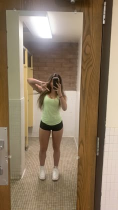 Workout Outfits Tank Top, Outfits For Roller Coasters, Casual Academia Outfit Summer, Gym Summer Outfits, Outfit Ideas Thick Thighs, 130lbs Women, Bod Goal Aesthetic, Basic Lululemon Outfits, Sport Outfits For School