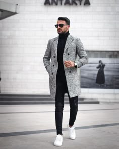 60 Best Ways to Style an Overcoat This Winter. Grey overcoat, black turtleneck t-shirt, jeans, white sneaker 1. Click image to view more. #men #mensoutfits #UrbanMenOutfits #mensfashion #mensguides #menswear #menstreetstyle #streetstyle #ootd #coats #winterfashion #wintermensfashion #overcoat #menscoats #woolen Best Casual Shirts, Mode Mantel, Mens Overcoat, Gray Coat, Overcoat Jacket, Hipster Mens Fashion, Winter Outfits Men, Mens Fashion Casual Outfits, Stylish Mens Outfits