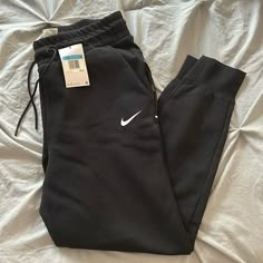 No Flaws, Excellent Condition Black Nike Joggers. Has Pockets And Drawstring Waist. Nike Track Pants Outfits, Nike Clothes Women, Nike Women Outfits, Black Nike Joggers, Vi Arcane, Track Pants Women, Nike Track Pants, Nike Joggers, Nike Workout