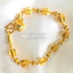 Product description Materials: Brass gold plated 24K Crown flower bracelet with a heart pendant, very cute, suitable as a gift. Cute Luxury Outfits, Luxury Outfit, Crown Flower, Flower Bracelet, Brass Gold, Bracelet Gold, Luxury Outfits, Flower Crown, Charm Bracelets