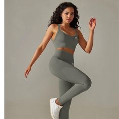 The Dynamic Set includes a form-fitting top and matching leggings, both engineered with advanced moisture-wicking technology to keep you dry and comfortable throughout even the most intense training sessions. The breathable fabric allows for optimal airflow, while the four-way stretch ensures unrestricted movement, enabling you to push your limits with confidence. ✔️Seamless✔️Flattering seams to the waistband✔️Compressive waistband✔️New supportive stretchy fabric ✔️High-stretch fabric✔️Glute con Seamless Athletic Fit Activewear For Training, Micro-elastic Seamless Running Activewear, Dynamic Compressive Activewear For Sports, Technical Fitted Activewear For Yoga, Dynamic Athletic Fit Activewear For Workout, Seamless Construction Activewear For Training, Technical Seamless Activewear For Training, Seamless Technical Workout Activewear, Compressive Sportswear Activewear For Running