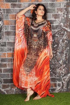 latest fashion kaftan Kaftan Gown Styles, Silk Beach Dress, Fancy Kaftan, Designer Kaftan, Dress Loungewear, Luxury Tops, Women Silk Dress, Long Kaftan Dress, Silk Caftan