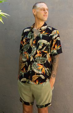 Discover our Hawaii men's shirt short sleeves in black, inspired by the tropical beauty of Bali. Crafted from lightweight viscose, this casual short-sleeved button-down Hawaiian shirt is perfect for a relaxed boho look. Bring a piece of holiday feeling into your wardrobe and enjoy the summer flair, no matter where you are. - Loosely cut, short-sleeved men's shirt with chest pocket made of light and soft viscose. - Eye-catching leaf print. - Buttons are made from upcycled coconut shell. - Kent co Black Summer Hawaiian Shirt With Short Sleeves, Black Hawaiian Shirt For Summer, Black Short Sleeve Hawaiian Shirt For Summer, Summer Rayon Shirt With Camp Collar, Black Summer Shirt For The Beach, Black Summer Shirt For Vacation, Black Floral Print Shirt For Summer, Black Short Sleeve Shirt For Summer, Black Summer Shirt For Beach