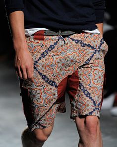 Moroccan inspired men's shorts for your sassier days. Etro Men, F Men, Moda Hippie, Pattern Shorts, Short Men Fashion, Mode Casual, Men Summer, Retro Pattern, Outfit Casual