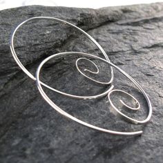 16 Gauge Threader Hoops STERLING SILVER 925 or metal of choice - see upper right of listing 16 GAUGE WIRE - note this is 1.3 mm wire size made for larger ear holes SIZE ABOUT 1.5 INCH NICKEL FREE PAIR Note the photos are of a 20 gauge earring. Your 16 gauge earring will have a heavier look. These earrings are handmade by me with hard temper wire to ensure they retain their shape. Polished and rounded earring ends. The hammered finish gives a nice flash to the earrings. Simple well made quality e 16 Gauge Earrings, Dreamy Jewelry, Earring Inspiration, Handmade Hoop Earrings, Earrings Wire, Spiral Earrings, Gauged Earrings, Plugs Earrings, Jewellery Ideas