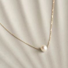 Real Pearl White Classic Necklace With Delicate Chain, Classic White Necklace With Delicate Chain, White Classic Jewelry For Everyday, Classic White Everyday Jewelry, Minimalist Everyday White Pearl Necklace, Minimalist White Pearl Necklace With Charm, Minimalist White Pearl Necklace For Everyday, Minimalist White Pearl Necklace For Everyday Wear, Classic White Necklace For Everyday