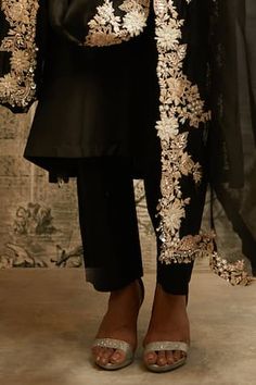 Black kurta featuring resham-lampi embroidered floral vine motifs, embellished by applique, pearl and sequins. Comes with pant and cut-out border dupatta. - Aza Fashions Applique Kurta, Black Kurta, Kurta Pant Set, Women Kurta, Straight Kurta, Kurta With Pants, Floral Vine, Set Women, Pants Pattern