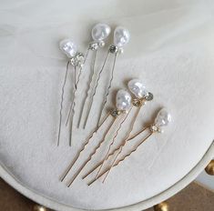 Natural Pearl Hair Pins For Bride Pearls In Hair Wedding, Pearls In Hair, Pearl Wedding Accessories, Silver Wedding Hair, Wedding Mermaid, Bridal Hair Accessory, Gold Hair Accessories, Veil Hairstyles, Pearl Hair Pins