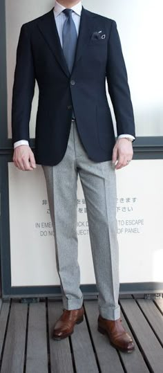 Pines recomendados en Trajes More Navy Blue Blazer Grey Pants Men, Blue Jacket Grey Pants Men, Blue Blazer Grey Pants Men, Light Grey Trousers Outfit Men, Navy Jacket Outfit Men, Light Grey Pants Outfit Men, Navy Blazer Men, Grey Pants Men, Terno Slim