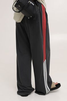 MASONPRINCE wide-leg jersey sweatpants, knit trim stripes at outseams, mid-rise, concealed drawstring, two pocket styling, tonal stitching. Wide-Leg Fit. Composition - Velour Cotton ﻿Sizing: Oversized US/EU Fit Sport Pants Outfit, Pants Outfit Men, Sports Outfits, Experimental Design, Streetwear Inspo, Clothes Pants, Pants Baggy, Adidas Track Pants, Style Goals