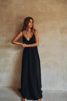 FLOWY VOLUMINOUS DRESS Flowing Black Dress, Black Sundress Aesthetic, Black Dress Green Heels, Moody Beach Family Photos, Summer Chic Outfit Party, Dark Feminine Wardrobe, Long Flowy Dress Casual, Earrings With Black Dress, Casual Long Black Dress