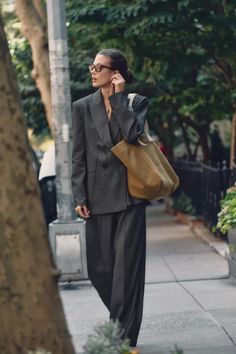 WIDE LEG PANTS WITH DARTS - Black / White | ZARA United States Blazer Outfit Fall, Joggers Shoes, Work Fits, Zara New, New 2023, Kaia Gerber, Pantalon Large, Big Fashion, Long Sleeve Blazers