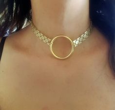 "♦ A beautiful choker necklace, made of metal gold-plated brass in a very high quality with a hoop pendant in its center. SIZA: length 11.8 \" (30 cm) up to 15.8\" ( 40 cm) wide chain 0.47 \" ( 1.2 cm) ♦ This piece of jewelry is perfect as a gift for yourself, for a wedding day, Valentine's day or a birthday. ♦ The jewel will be sent by registered mail (to some countries also includes a tracking number), more information in the F&Q. ♦ My Etsy Shop: http://etsy.me/2rdJm27 Thank you for your i Gold Cleopatra, Cleopatra Style, Hoop Necklace, O Ring Choker, Day Collar, Beautiful Chokers, Choker Gold, Gold Choker Necklace, Gold Choker