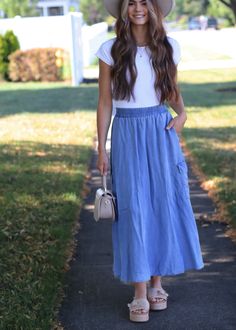 Kinsley Woven Chrambray Midi Skirt Elastic Woven Side Pockets 100% Tencel Model Info Jillian is 5'7" wearing a small Mom Outfits Winter, Mom Outfits Spring, Mom Outfits Fall, Practical Fashion, Summer Outfits For Moms, Animal Print Dresses, Romper With Skirt, Mom Outfits, Dress Romper