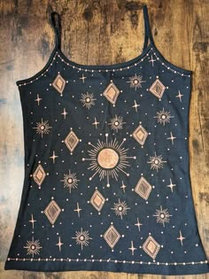 Hand Painted Tank Tops, Sun Aesthetic Clothes, Bleach Dye Clothes, Bleach Art On Clothes, Bleach Clothing Art, Bleach T Shirt Designs, Painted Shirts Diy, Cool Bleach Shirt Designs, Bleach Shirt Art