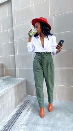 Red And Green Outfit, White Button Down Outfit, Buisness Casual Women, Spring Business Casual Outfits, Button Down Outfit, Green Pants Outfit, Summer Outfits Women Over 40, Summer Outfits For Moms, Outfit Red