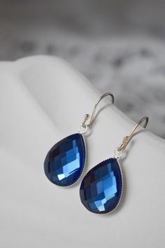 Ohrringe Blau mit Sterling Silber Ohrhänger, Tropfen Ohrringe, dunkelblau Hängeohrringe, Kristall Ohrringe, Brautohrringe, Hochzeitsschmuck https://anvira10.com/products/ohrringe-blau-mit-sterling-silber-ohrhanger-tropfen-ohrringe-dunkelblau-hangeohrringe-kristall-ohrringe-brautohrringe-hochzeitsschmuck ANVIRA #Hot Dark Blue Earrings, Anchor Earrings, Wedding Necklace Set, Glass Drop Earrings, Natural Stone Earrings, Rose Quartz Earrings, Gemstone Stud Earrings, Vintage Style Jewellery, Steel Earrings