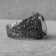 L'anello OLD ISTANBUL
Materiale: argento sterling 925
Tipo di lavorazione: ossidazione vulcanica + lucidatura
DESCRIZIONE: La trama di questo anello è stata creata sulla base dell'arte dell'antico Oriente. È ampio e tutto è pieno di spaccature e crepe. Allo stesso tempo, è brutale ed elegante allo stesso tempo. L'equilibrio ideale è sempre difficile da catturare, ma ci ho provato) Questo anello è stato creato subito dopo aver visitato l'antica città di Istanbul. Passeggiando per il vecchio bazar Antique Silver Rings With Oxidized Finish, Unique Hand Forged Signet Ring, Silver Antique Signet Ring, Antique Silver Open Signet Ring, Unique Signet Ring For Promise With Lost Wax Casting, Brutalist Open Ring With Oxidized Finish, Brutalist Oxidized Open Ring Jewelry, Unique Oxidized Open Engraved Ring, Unique Silver Engraved Ring With Oxidized Finish