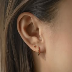 These Rose Gold Filled earrings will be your favorite everyday pairs. Our thin Huggies are true to size and will hug your ear perfectly. Great for those with smaller lobes or second piercings. Rose Gold Filled Hypoallergenic, lead and nickel free Thickness 1.2mm Inside Diameter 9mm Endless Hoop Closure #E020-RG Gold Earrings Two Holes, 2nd Ear Piercing, Second Lobe Piercing, Floating Diamond Ring, Ear Stacks, Accessory Inspo, Huggie Earrings Gold, Diamond Huggie Earrings, Earrings Minimal