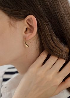 Be bold, with these chic gold hook earrings. Perfect for stylishly elevating any outfit, their contemporary abstract design and waterdrop silhouette will have heads turning. Not to mention, the high-gloss surface provides dazzling shine to your ensembles — guaranteed to dazzle. Strike a pose and own your look! • S P E C I F I C A T I O N •Finish: 18Kt PVD plating in goldDrop length: approx. 25mm Modern Metal Drop Earrings For Pierced Ears, Modern Gold Teardrop Drop Earrings, Modern Metal Teardrop Earrings, Modern Metal Teardrop Earrings For Pierced Ears, Gold Single Drop Earring In Modern Style, Modern Metal Drop Hoop Earrings, Sleek Gold Earrings For Pierced Ears, Modern Gold-plated Drop Hoop Earrings, Modern Gold Plated Drop Hoop Earrings