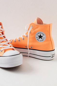 Cute Colorful Shoes, Cute Converse High Tops, Cute Women Shoes, Beachy Converse, Preppy Nikes, Shoes For High School, Bright Converse, Preppy Converse, Converse Orange