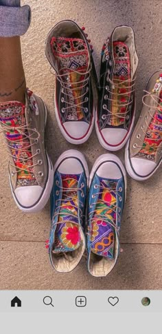 Old Shoes Diy, Boho Converse, Patches On Shoes, Hippy Shoes, Hippie Shoe, Embroidered Shoes Diy, Patchwork Converse, Hippie Embroidery, Bohemian Style Shoes