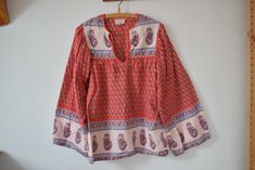 Such a very unique [paisley pattern hand block-printed cotton blouse. It has trapeze sleeves. 100% cotton Good vintage condition, it has a yellow spot on one sleeve, please see on the pictures. Indian Tops, Cotton Gauze Fabric, Womens Blouses, Indian Blouse, Beautiful Sweater, Pink Jacket, India Fashion, Cashmere Coat, Blouse Vintage