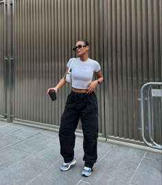 Cargo Joggers Outfits, Baddie Outfits Summer, Cargo Outfit, Cargo Pants Outfit, Joggers Outfit, Uni Outfits, Effortlessly Chic Outfits, Causal Outfits, Chill Outfits