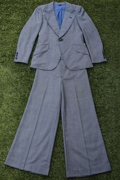 This vintage 1970s Blue Suit is not only a super stylish timeless classic but it is also in amazing condition. The jacket features a typical 70s style collar, has interior shoulder pads, 1 button closure down the front, is has a beautiful blue lining, has 3 front pockets, 1 interior pockets, and also has 3 smaller buttons on each sleeve cuff. The pants are high waisted, have 2 front pockets and have a super flared pant legs The also have darts that run down the front of the pants, has a working Catherine Hepburn, 70s Suit, 70s Mode, Vintage Suit, Suit Vintage, 70s Inspired Fashion, Womens Suits, Check Suit, Grey Suit