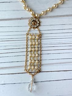 A great classic gift with handmade ladder in pearl and crystal Framed Jewelry, Dinosaur Necklace, Blue Charm, Muslin Bags, Locket Pendant Necklace, Pearl Chain, Beaded Necklaces, Chain Styles, Jewelry Ideas