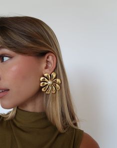 Floral Earrings – Heaven Mayhem Flower Gold Earrings, Heaven Mayhem, European Fashion Summer, Statement Stud Earrings, Minimalist Vintage, Stylish Bracelet, Steel Earrings, Pearl Flower, Fashion Jewelry Earrings