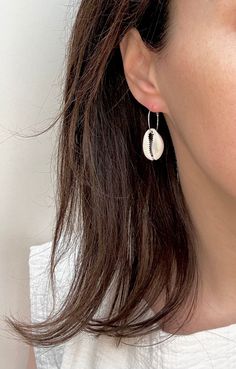 Perfect Earrings for Summer! Super light weight, simple cowrie shells and thin silver-plated hoops. Hoops are 3/4 inch. 🌎 Packaging 🌎 To be environmentally responsible about packaging we will package orders together in the same box. If certain items in your order are intended as gifts and you'd like individual boxes, please leave a note during checkout. To view more items from this shop, click the link below:  https://www.etsy.com/shop/OceanBreakup Package Orders, Earrings For Summer, Cowrie Shell Earrings, Shell Hoop Earrings, Cowrie Shells, Grand Rapids Mi, Earrings Hoop, Earrings Minimalist, Cowrie Shell