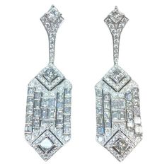 Luxury Platinum Dangle Diamond Earrings, Luxury Diamond Cut Dangle Chandelier Earrings, Luxury Diamond Cut Chandelier Earrings, Luxury Diamond-cut Dangle Jewelry, Fine Jewelry Diamond-cut Earrings For Evening, Style Deco, Women Diamond, Art Deco Jewelry, Amazing Jewelry