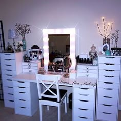 This wistfully white makeup station. | 25 Vanities That Are Basically Porn For Makeup Addicts Beauty Room Ideas, Makeup Vanity Ideas, Makeup Room Ideas, Battle Stations, Makeup Beauty Room, Casa Clean, Makeup Vanities