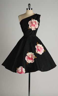 vintage 1950s dress . black taffeta . floral by millstreetvintage ♥♥♥ Áo Blu, Vintage 1950s Dress, Vintage 1950s Dresses, فستان سهرة, Vestidos Vintage, 50s Dresses, 1950s Dress, 50s Fashion, 1950s Fashion