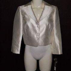 Tahari Arthur S Levine Cropped Jacket Color: White Size: 6p 2 Buttons On Front 3/4 Sleeve Lined Short/Cropped In Length Material: 100% Polyester Approx Flat Measurements: Chest (Underarm To Underarm): 18" Shoulder To Bottom: 16" Shoulder To Sleeve End: 18.5" Retail: $179.00 Brand New, With Tag Still Attached. Please View All Photos. 200206rl210210al240207 Silk Single-breasted Tuxedo Outerwear, Tailored Gold Single-breasted Outerwear, White Acrylic V-neck Outerwear, Single-breasted Long Sleeve Silk Outerwear, Tailored Single-breasted Silk Outerwear, Crop Jacket, Jackets For Women, Jackets & Coats, Brand New