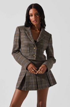 A cropped silhouette adds an on-trend touch to our Siarah Jacket—timelessly tailored and finished with front patch pockets and bold buttons. Pairs perfectly with our matching mini skirt, or wear it with jeans and a T-shirt for a laid-back weekend look. Work Fits, Brown Outfit, Astr The Label, Business Idea, Interview Outfit, Lucky Charms, Window Shopping, Fashion Business, Vest Outfits