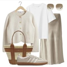 Classy Everyday Outfits, Beige Sweater Outfit, Capsule Wardrobe Women, Look Adidas, Modesty Outfits, London Outfit, Everyday Fashion Outfits, Casual Chic Outfit, 가을 패션