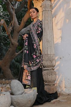 Nala (A) – Sania Maskatiya International Sania Maskatiya, Organza Dupatta, Silk Organza, How To Dye Fabric, Pant Shirt, Stitch Design, Silk Shirt, Cross Stitch Designs, Floral Motif