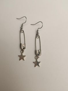 Safety pins on earring hooks, accented with solid star charms, set of 2 earrings, silver tone, each measures about 2.5 inches.  Handmade, unisex jewelry.  Ready to ship. To continue shopping: http://www.rrrobinnn.etsy.com Punk Fashion Diy, Safety Pin Jewelry, Homemade Earrings, Hardware Jewelry, Pin Earrings, Safety Pin Earrings, 2 Earrings, Safety Pins, Classy Jewelry