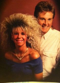 Look he is leaned over so he can get around her hair LOL Funny Awkward Photos, 80s Dress Up, 80s Big Hair, 1980s Hair, Awkward Photos, The Ellen Show, 80s Hair, The Wedding Singer, Glamour Shots