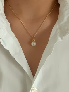 Modern Pearl Jewelry Design, 2024 Jewelry Trend, Modern Pearl Necklace Design, One Pearl Necklace, Modern Pearl Jewelry, Diy Pearl Necklace, Perls Jewellery, Pearl Necklace Gold, Neck Pieces Jewelry