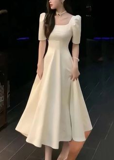 Elegante vestido longo de algodão liso com gola quadrada branca verão Vestidos Elegantes Aesthetic, Dress To Impress Basic Theme, Dress For Busty Women, White Elegant Dresses, Gown Outfit Ideas, Korean Formal Dress, Korean Dress Elegant, Dresses Ankle Length, Long Dress Summer