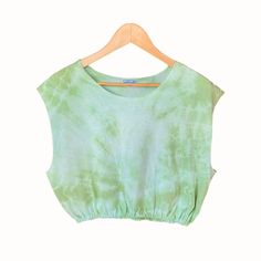 "Vintage 90s reworked cropped T-shirt vest crop top. The hemline & neckline have been adjusted. Tie dye pattern. Bunched elasticated hemline ▪️ Best fits women's large (sizes 12 & 14) ▪️ Pit to pit - 22.5\" ▪️ Length from shoulder - 18\" ▪️ Hem - 15\" - 19\" 🎨 Colour - Greens 💚 Excellent retro condition 💥 FREE UK SHIPPING 📦 Bundle discounts available on orders of 2+ items ✅ Tracked worldwide shipping 🌍 Europe - £7   🌎 Rest of the world - £10 ‼️ Please check your address at checkout ⛔️ No returns     1990s tank tee sleeveless festival summer beach casual altered modified upcycled remade sustainable hippy boho short petite 7435R-PP35-100" Shirt Crop Top, Green Tie Dye, Vest Crop Top, T Shirt Crop Top, Tie Dye Pattern, Festival Summer, Vintage Crop Tops, Shirt Vest, Tie And Dye