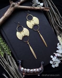 Valkyrie earrings / Viking jewelry. Inspired by the warriors who bring the fallen from the battlefield to Odin's majestic hall Valhalla. Comfortable to wear and length without ear hooks is approx. 11.6 cm / 4.6 inch. ● Ear hooks are made of stainless steel ● Also available in the color silver: https://deahariasa.etsy.com/listing/1761850954 Each of my jewelry is handmade with love and care! However, they are delicate pieces, so please handle with care :) --> Feel free to write me if you have any Viking Inspired Jewelry, Medieval Gold Jewelry For Fantasy Events, Gold Medieval Jewelry For Themed Events, Viking Style Handmade Gold Jewelry, Handmade Viking Style Gold Jewelry, Handmade Viking Gold Jewelry, Gold Metal Jewelry For Fantasy Events, Bronze Viking Jewelry For Ceremonial Occasions, Viking Style Handmade Festival Jewelry