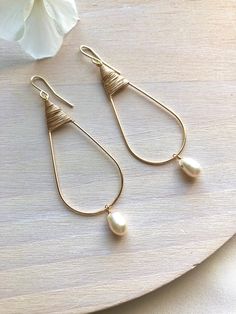 Espanol abajo! Pretty teardrops that are classic and chic. That rare style that's perfect both for every day and special occasions. Gold filled wire, hand forged ear wires and a white pearl. About 2 inches in length. Hermosos pendientes en forma de gota que son ambos clásicas y elegantes. Ese estilo único que es perfecto tanto para el día a día como para ocasiones especiales. Hechas con alambre relleno de oro, ganchos forjados a mano y una perla blanca. 2.5" long 2.5 puIgadas de largo White Teardrop Wire Wrapped Pearl Earrings, Everyday Handmade Teardrop Pearl Earrings, Wire Wrapped Pearl Teardrop Earrings, Elegant Adjustable Teardrop Earrings With Pearl Drop, Adjustable Nickel-free Teardrop Pearl Earrings, Elegant Adjustable Wire Wrapped Teardrop Earrings, Elegant Wire Wrapped Teardrop Pearl Earrings, Minimalist Teardrop Pearl Drop Earrings, Elegant Adjustable Pearl Drop Teardrop Earrings