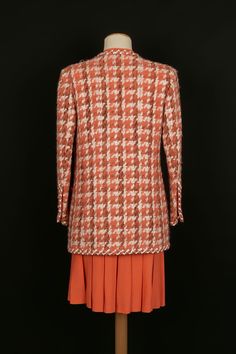 CHANEL - (Made in France) Ensemble trois pièces Haute Couture composé d'une veste et d'une jupette en tweed de laine et d'un top et d'une jupe plissée en soie orange et tweed. Aucune étiquette de taille, il convient à un 40FR. Collection Printemps-Eté 1990. Condition : Très bon état Dimensions : Veste : Largeur d'épaules : 43 cm - Longueur des manches : 60 cm - Longueur : 75 cm Jupe : Taille : 35 cm - Longueur : 58 cm Ysl Shoes, Chanel Haute Couture, Jimmy Choo Sunglasses, Chanel Sunglasses, Trending Handbag, Dior Shoes, Fendi Bags, Made In, Dior Bag